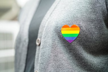 Gökkuşağı bayraklı Asyalı kadın, LGBT sembol hakları ve cinsiyet eşitliği, Haziran ayında LGBT Onur Ayı.