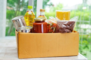 Gönüllüler için bağış kutusunda yiyecek var..