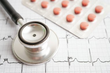 Uyuşturucu, kalp dalgası, kalp krizi, kardiyogram raporu ile birlikte elektrokardiyogram (ECG) üzerinde stetoskop.