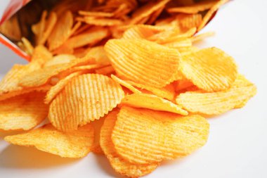 Açık pakette patates cipsi, Crips için baharatlı barbekü sosu, ince dilimlenmiş kızarmış fast food..