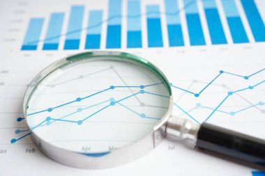 Grafik kağıdındaki büyüteç. Mali kalkınma, Bankacılık Hesabı, İstatistikler, Yatırım Analitik Araştırma Veri Ekonomisi.