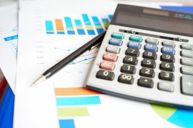 Çizelge ve grafik çizelgesi üzerinde hesap makinesi. Finans geliştirme, Bankacılık Hesabı, İstatistik, Yatırım Analitik Araştırma Veri Ekonomisi, Borsa Ticareti, Ticaret Şirketi Konsepti.