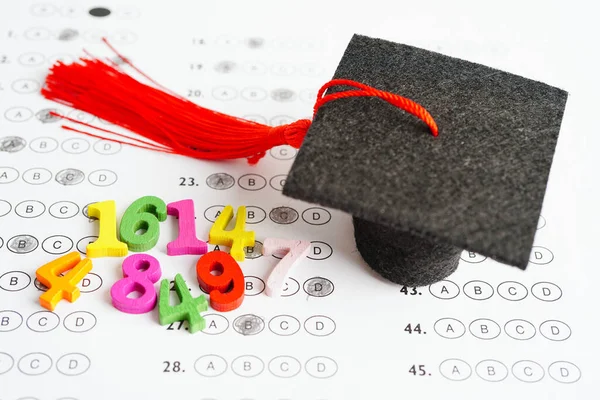 Número Matemáticas Con Sombrero Brecha Graduación Elección Prueba Hoja Respuesta — Foto de Stock