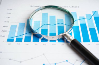 Grafik kağıdındaki büyüteç. Mali kalkınma, Bankacılık Hesabı, İstatistikler, Yatırım Analitik Araştırma Veri Ekonomisi.