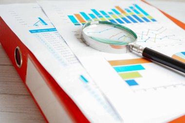 Grafik kağıdındaki büyüteç. Mali kalkınma, Bankacılık Hesabı, İstatistikler, Yatırım Analitik Araştırma Veri Ekonomisi.