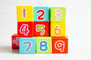 Matematik ve eğitim matematiği öğrenmek için tahta blok küpleri.