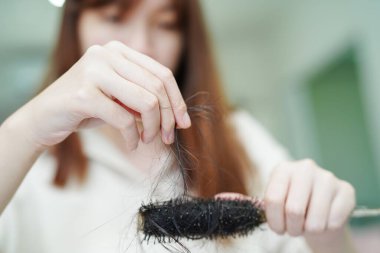 Asyalı kadınların tarak fırçasına eklenen uzun saç kaybıyla ilgili sorunları var..