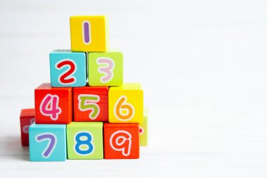 Matematik ve eğitim matematiği öğrenmek için tahta blok küpleri.