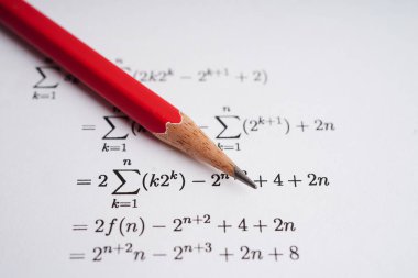 Matematik ve eğitim matematik kavramını öğrenmek için matematik numarası ve cevap kağıdındaki kalem test seçimi.