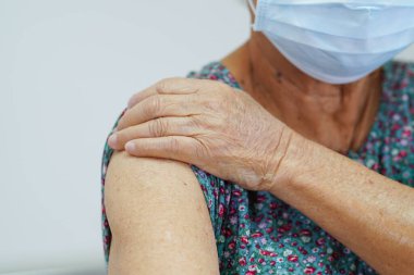 Kirlilik ortamını ve covid-19 koronavirüsü korumak için koruyucu maske takan Asyalı yaşlı kadın hasta..