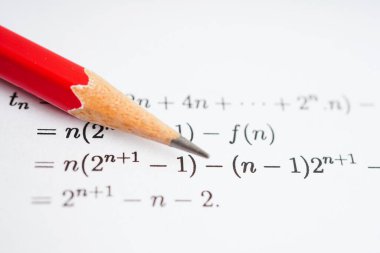 Eğitim okulunda matematik formülü sınav kağıdı üzerine kalem..