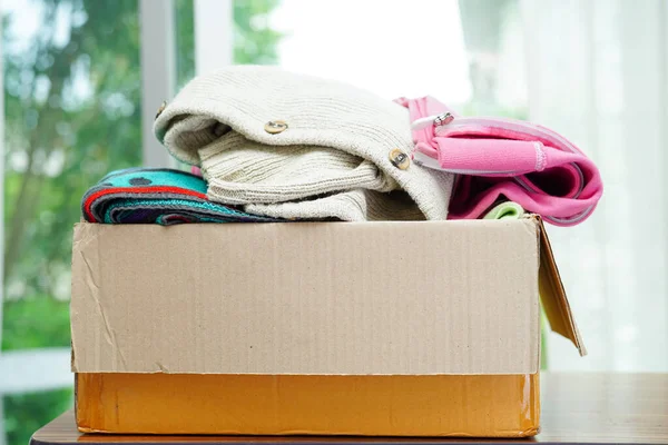 Gönüllüler için karton kutuda kıyafet bağışları.