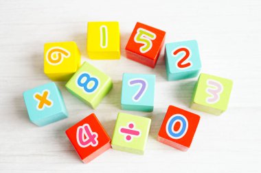 Matematik ve eğitim matematiği öğrenmek için tahta blok küpleri.