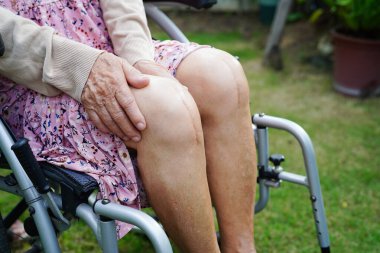 Hastanede dizinde yara izi olan Asyalı yaşlı bir hasta var..