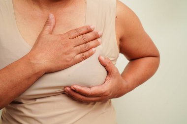 Asyalı kadın kendine dokunuyor çek şişliği ya da göğüs kanseri, göğüs muayenesi. 