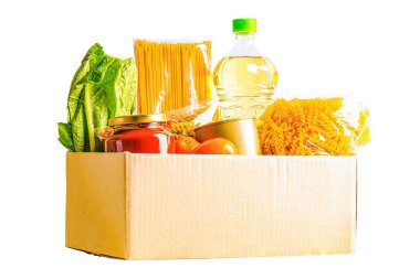 Bağış kutusundaki yiyecekler beyaz arka planda izole edilmiş ve gönüllü insanlara yardım etmek için kırpma yolu açılmış..