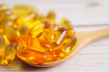 Omega 3 vitaminli kapsüllerde balık yağı ya da morina yağı jölesi. 