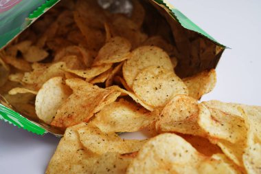 Açık pakette patates cipsi, Crips için baharatlı barbekü sosu, açık torbada ince dilimlenmiş kızarmış fast food..