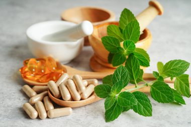 Alternatif ilaç bitkisel organik kapsül E omega 3 vitamini balık yağı, mineral, bitki yapraklı ilaç sağlıklı yaşam için doğal destek.