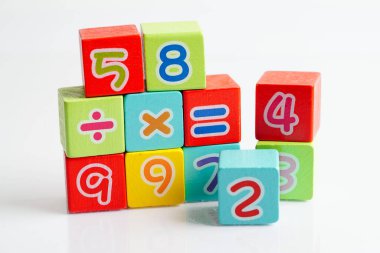 Matematik ve eğitim matematiği öğrenmek için tahta blok küpleri.