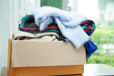 Gönüllüler için karton kutuda kıyafet bağışları.
