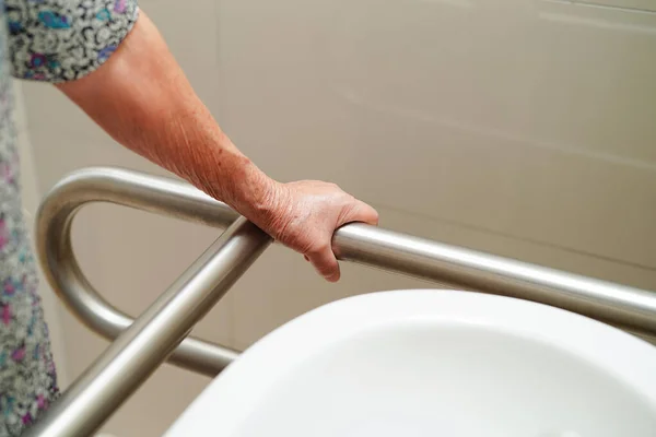 아시아 환자들은 화장실에 화장실 레일을 사용하고 병원의 경비를 — 스톡 사진