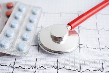 Uyuşturucu, kalp dalgası, kalp krizi, kardiyogram raporu ile birlikte elektrokardiyogram (ECG) üzerinde stetoskop.