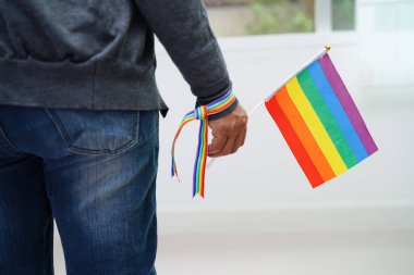 Gökkuşağı bayraklı Asyalı kadın, LGBT sembol hakları ve cinsiyet eşitliği, Haziran ayında LGBT Onur Ayı.