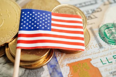 Amerikan bayrağı ve finans bankacılığı konseptiyle para yığını