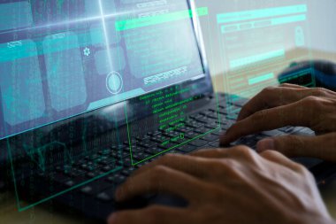 Hacker siber savaş konsepti. Hacker, dijital arayüzü olan karanlık dijital arkaplan üzerinde çalışıyor..