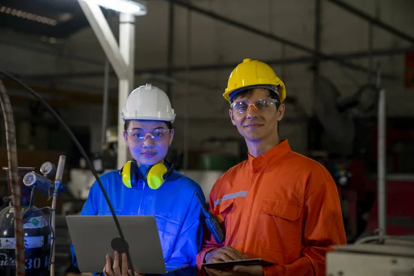 Erkek ve kadın mühendisler görevi tamamladıktan sonra gülümsüyor ve mutlu oluyorlar..