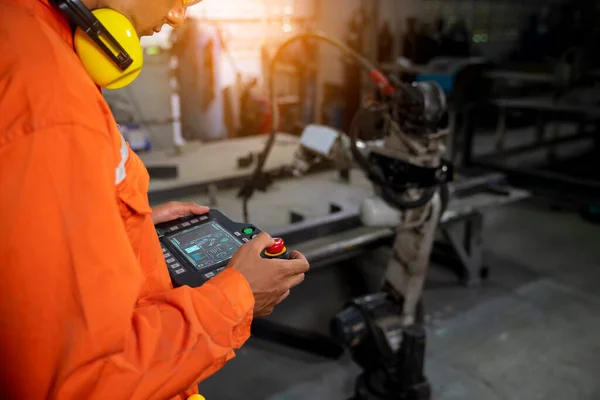 Akıllı fabrikadaki otomatik robotik silah makinelerini kontrol et ve kontrol et..