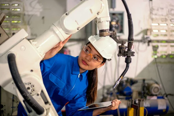 Robot makinesini tamir eden kadın tamirci..