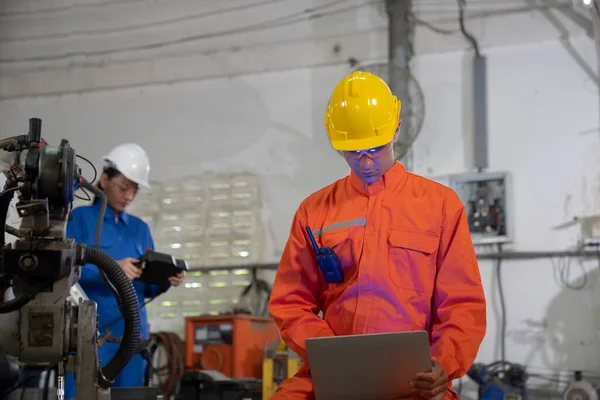 Akıllı fabrikadaki otomatik robotik silah makinelerini kontrol et ve kontrol et..