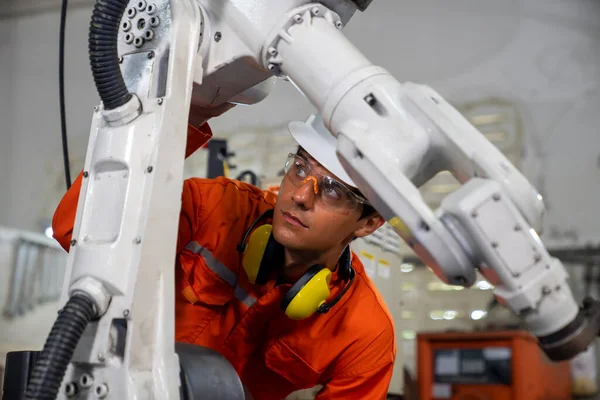 Akıllı fabrikadaki otomatik robotik silah makinelerini kontrol et ve kontrol et..