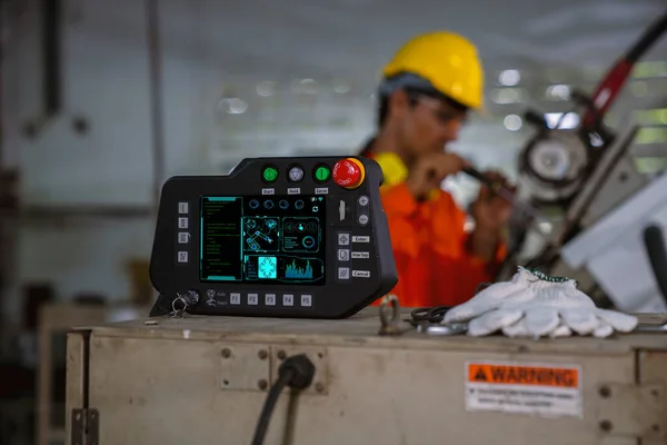 Mekanik kol kontrol cihazı. Endüstriyel robotlar operasyonu. Fabrika robot denetleyicisinin işletim ekranı.