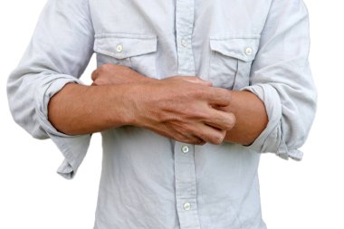 Kaşıntıyı elle kaşıyan bir adam. Mantar kaşıntısı.