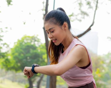 Spor yaptıktan sonra güzel bir kadın parkta akıllı adam olup olmadığını kontrol eder..