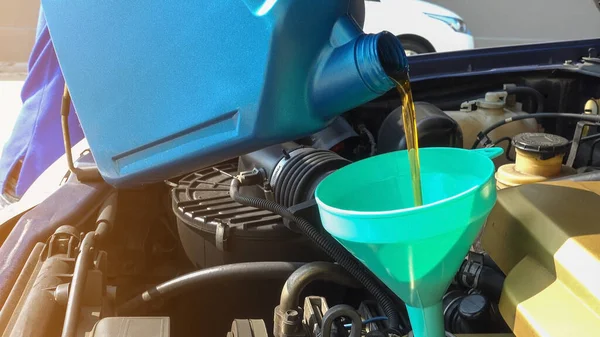 Otomobil tamircisi arabadaki yağı motora dönüştürüyor..
