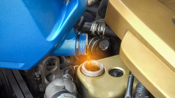 Otomobil tamircisi arabadaki yağı motora dönüştürüyor..