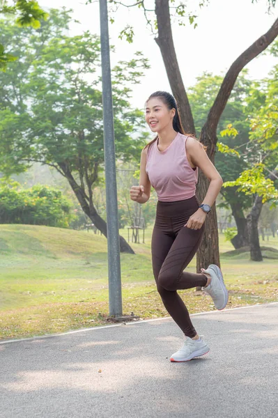 Asyalı kadın parkta çalışan.