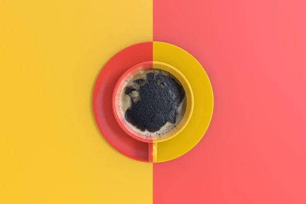 Kahve fincanı kırmızı ve sarı kontrast. Asgari konsept biçimi.