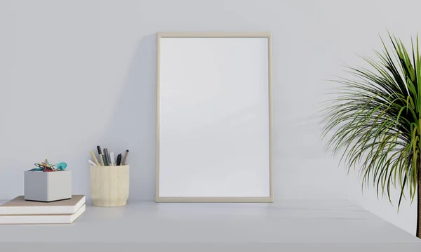 Masanın üzerinde mavi duvarlı boş bir fotoğraf çerçevesi var. Masaya afiş asın..