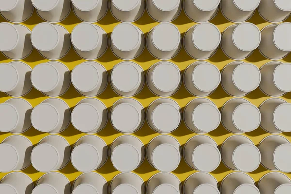 Sarı arka planda düz kağıt bardaklar vardı. Minimalist stil.