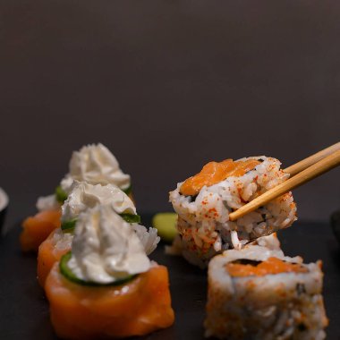 Pirinç, somon ve krem peynirli farklı suşi.