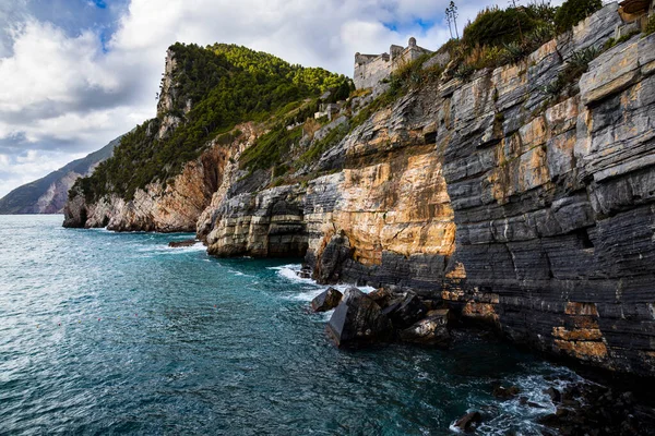 Liguria, İtalya 'da Porto Venere' in uçurumunda. Denizin dağla buluştuğu mükemmel bir İtalyan deniz manzarası. Güzel ülke.