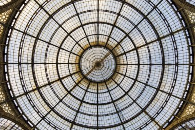 Vittorio Emanuele galerisi tüm ihtişamıyla seni suskun bırakan vitraylı pencereleriyle