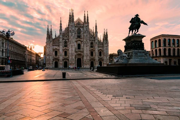 İtalya 'nın Milano katedrali gün batımında sıcak renklerle solda ise galeri vittorio emanuele.