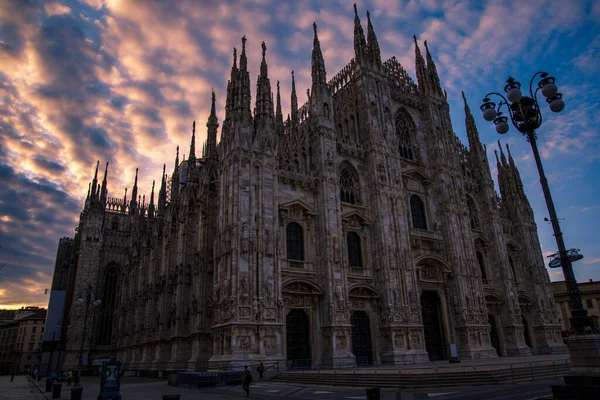 Sıcak renklerle gün batımında İtalya 'nın Milano katedrali