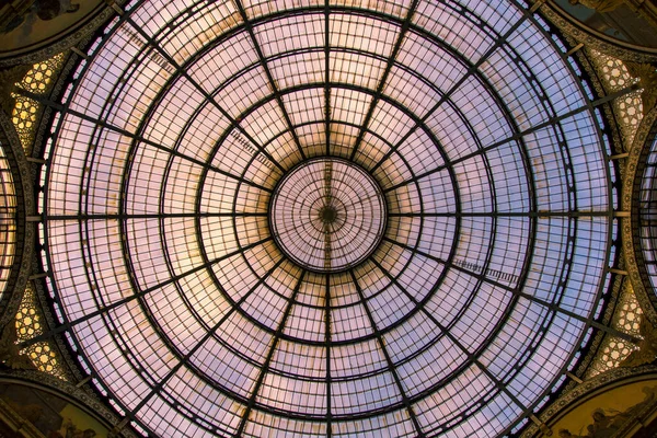 Vittorio Emanuele galerisi tüm ihtişamıyla seni suskun bırakan vitraylı pencereleriyle